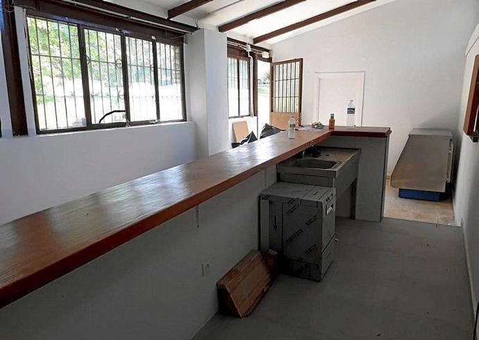 Interior del bar de la campa de La Encina.