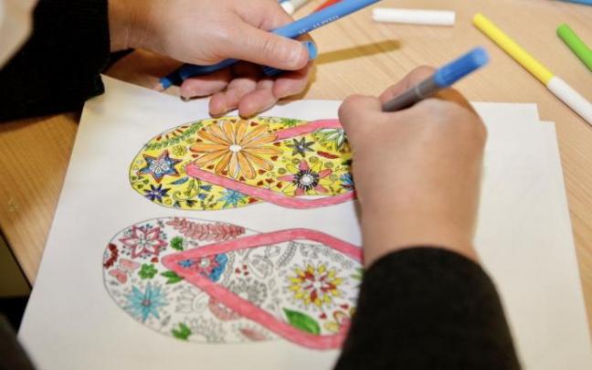 Un usuario pintando durante una actividad de Asafes Un usuario pintando durante una actividad de Asafes