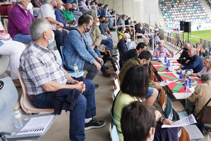 Aspecto de la asamblea del Barakaldo en Lasesarre.