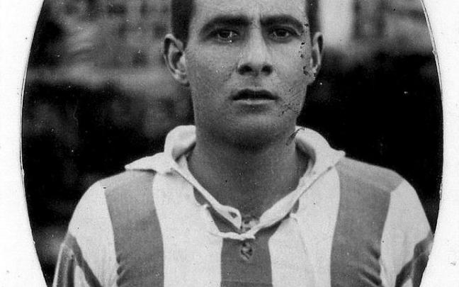 Román Ibarrarán Monasterio ascendió con el Alavés a Primera División, se proclamó Campeón de Vizcaya y jugó los Cuartos de Final del Campeonato de España en la temporada 1929-30. También fue directivo albiazul. Foto: Archivo del autor Román Ibarrarán Monasterio ascendió con el Alavés a Primera División, se proclamó Campeón de Vizcaya y jugó los Cuartos de Final del Campeonato de España en la temporada 1929-30. También fue directivo albiazul. Foto: Archivo del autor