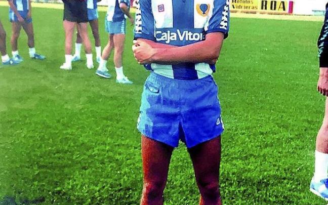 Javier Martínez Balza presidió el Deportivo Alavés entre agosto de 1981 y diciembre de 1983. Su sobrino Carlos Martínez Ugarte jugó en el primer equipo albiazul dos temporadas 1985-87. Fotografías: Archivo Carlos Martínez Javier Martínez Balza presidió el Deportivo Alavés entre agosto de 1981 y diciembre de 1983. Su sobrino Carlos Martínez Ugarte jugó en el primer equipo albiazul dos temporadas 1985-87. Fotografías: Archivo Carlos Martínez
