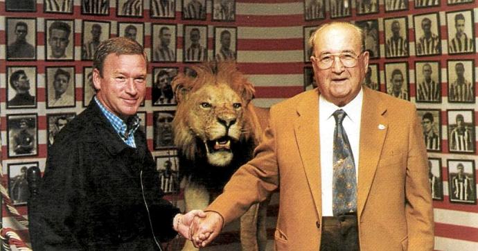 Juan Arregui fue el impulsor del convenio firmado entre Deportivo Alavés y Athletic en 1986. En la foto con Javier Clemente, ex jugador y ex entrenador rojiblanco, en el palco del antiguo San Mamés. Foto: Archivo DNA