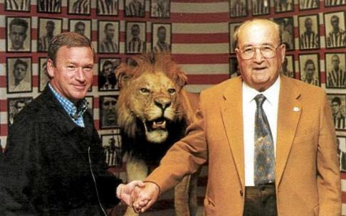 Juan Arregui fue el impulsor del convenio firmado entre Deportivo Alavés y Athletic en 1986. En la foto con Javier Clemente, ex jugador y ex entrenador rojiblanco, en el palco del antiguo San Mamés. Foto: Archivo DNA