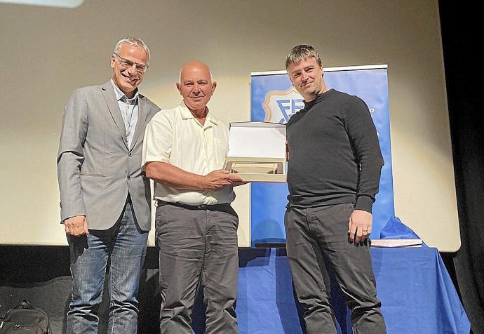 Kiko Valor, del Tolosa, flanqueado por Manu Díaz y Beñat Larrañaga, presidente y vicepresidente de la Federación Guipuzcoana de Fútbol, muestra la placa recibida por el ente federativo, ayer en Zumarraga. Foto: FGF