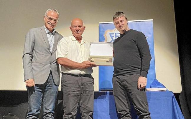 Kiko Valor, del Tolosa, flanqueado por Manu Díaz y Beñat Larrañaga, presidente y vicepresidente de la Federación Guipuzcoana de Fútbol, muestra la placa recibida por el ente federativo, ayer en Zumarraga. Foto: FGF