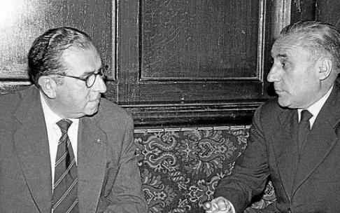 Hilario Dorao (dcha.) fue uno de los fundadores del Sport Friend's y primer presidente del club con el nombre de Deportivo Alavés. En 1922 supo apartarse a un lado, para que las 'fuerzas vivas' de la ciudad llegasen a la dirección del club albiazul. En la Hilario Dorao (dcha.) fue uno de los fundadores del Sport Friend's y primer presidente del club con el nombre de Deportivo Alavés. En 1922 supo apartarse a un lado, para que las 'fuerzas vivas' de la ciudad llegasen a la dirección del club albiazul. En la