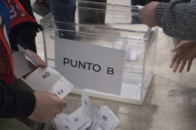 Votación en una asamblea extraordinaria de socios compromisarios de Osasuna.