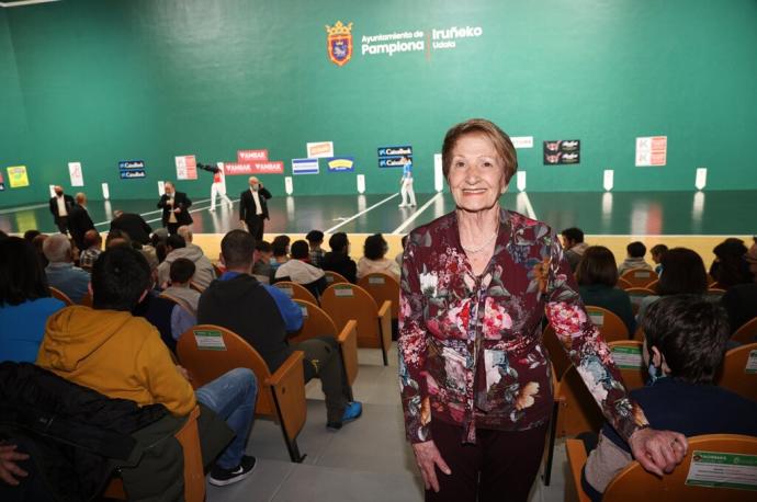 Ascensión Iriarte, sonriente en la grada del frontón Labrit el pasado 9 de abril.