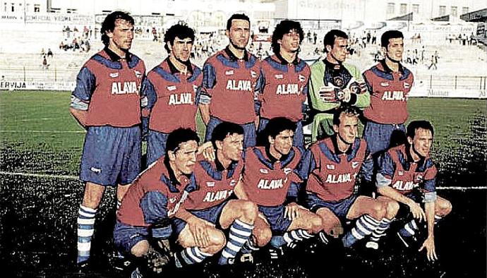 21 de junio de 1995. Estadio La Victoria (Jaén). De pie (izda. a dcha.): Óscar Arias, Ricardo Moreno, 'Toni', Iván Campo, 'Tito' y Matxon. De rodillas (izda. a dcha.): Joseba Agirre, 'Tati', Álex García, Aitor Arregi y Lasheras.