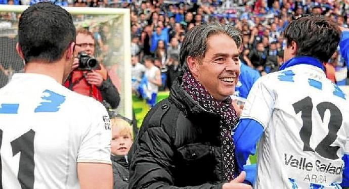 1 de junio de 2013. 'Natxo' González, junto a su hijo Hodei, celebra el ascenso a Segunda 'A'. Foto: DNA