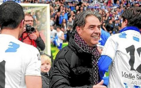 1 de junio de 2013. 'Natxo' González, junto a su hijo Hodei, celebra el ascenso a Segunda 'A'. Foto: DNA 1 de junio de 2013. 'Natxo' González, junto a su hijo Hodei, celebra el ascenso a Segunda 'A'. Foto: DNA