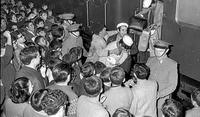 El martes 18 de junio regresa la expedición del Deportivo Alavés a la Estación del Norte de Vitoria. Un gran número de aficionados albiazules le da la bienvenida. El futuro presidente José Antonio Orbea recibe los 'achuchones' de los aficionados. Foto: Ar