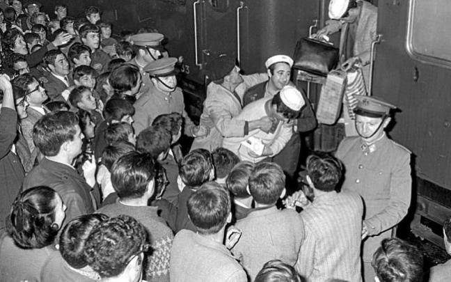 El martes 18 de junio regresa la expedición del Deportivo Alavés a la Estación del Norte de Vitoria. Un gran número de aficionados albiazules le da la bienvenida. El futuro presidente José Antonio Orbea recibe los 'achuchones' de los aficionados. Foto: Ar