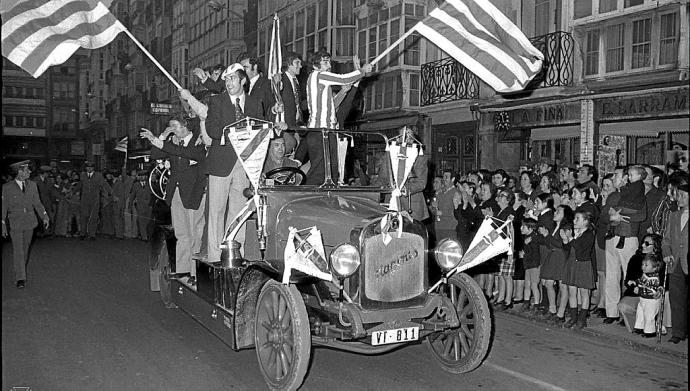 Los jugadores albiazules pasean por la calle Dato en el camión del Parquede Bomberos de Vitoria 'Magirus', el lunes 27 de mayo de 1974. Se puede observar a Cerezo, Aranbarri, Quintana, Español o Rupérez.