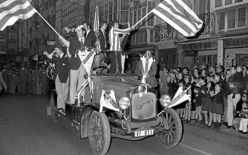 Los jugadores albiazules pasean por la calle Dato en el camión del Parquede Bomberos de Vitoria 'Magirus', el lunes 27 de mayo de 1974. Se puede observar a Cerezo, Aranbarri, Quintana, Español o Rupérez.