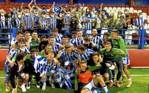 Los jugadores del Sanse celebran el ascenso logrado en Almendralejo el 22 de mayo. Foto: Real Sociedad
