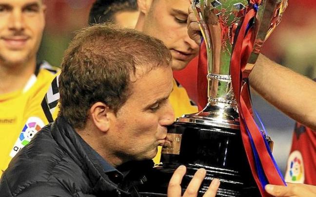 Arrasate besa la copa de campeón de Segunda. Foto: Javier Bergasa