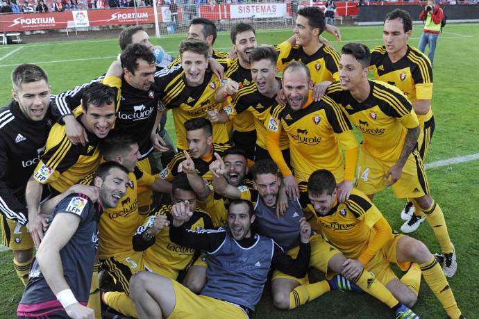 Los jugadores de Osasuna celebran el ascenso al final del partido.