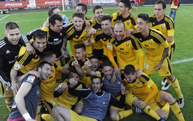 Los jugadores de Osasuna celebran el ascenso al final del partido. Los jugadores de Osasuna celebran el ascenso al final del partido.