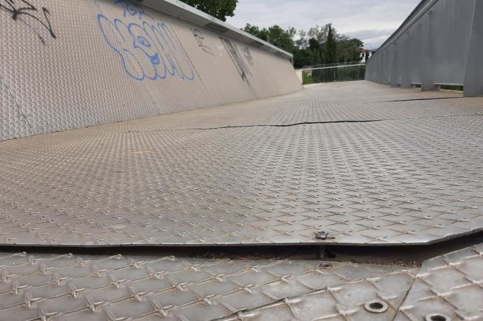 Estado que presenta el pavimento de la pasarela del ascensor de Etxabakoitz.