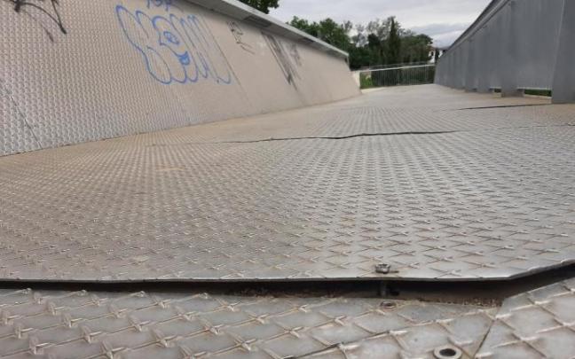 Estado que presenta el pavimento de la pasarela del ascensor de Etxabakoitz. Estado que presenta el pavimento de la pasarela del ascensor de Etxabakoitz.