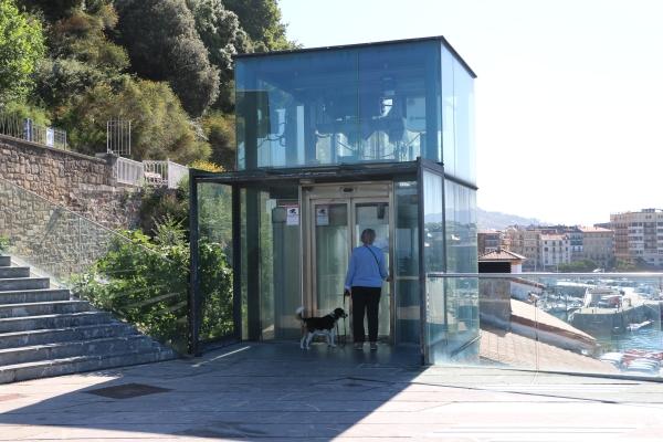 Ascensor que une el puerto con el Paseo Nuevo.