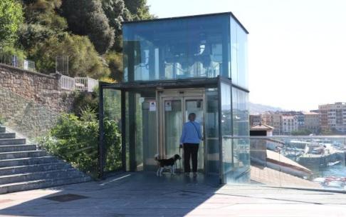 Ascensor que une el puerto con el Paseo Nuevo.