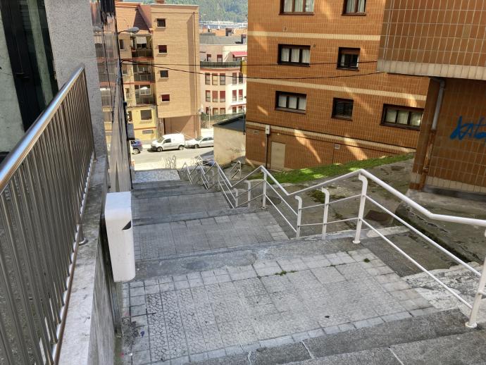 Uno de los ascensores urbanos se construirá en Foruak para salvar este tramo de escaleras.