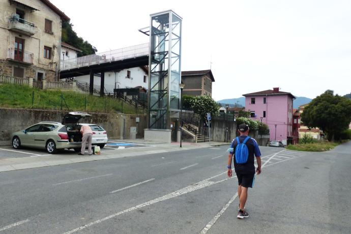 El elevador evita a los vecinos de la zona subir varios tramos de escaleras para llegar a sus casas.