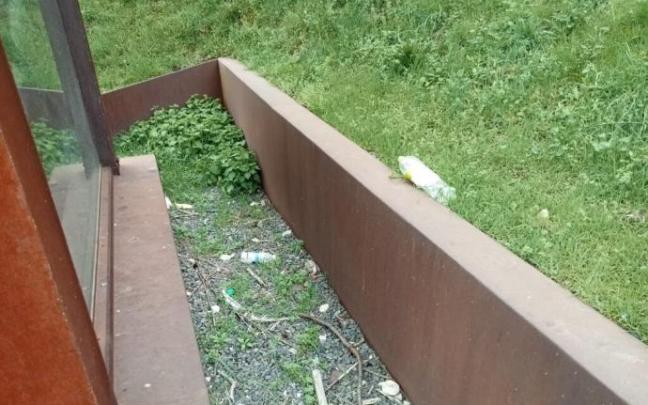 Imagen de los desperdicios junto al ascensor del Labrit.