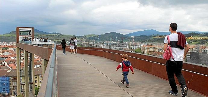 Varios vecinos se acercaron al lugar para probar los nuevos ascensores.