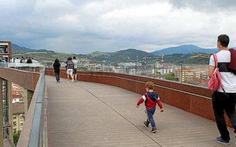 Varios vecinos se acercaron al lugar para probar los nuevos ascensores. Varios vecinos se acercaron al lugar para probar los nuevos ascensores.