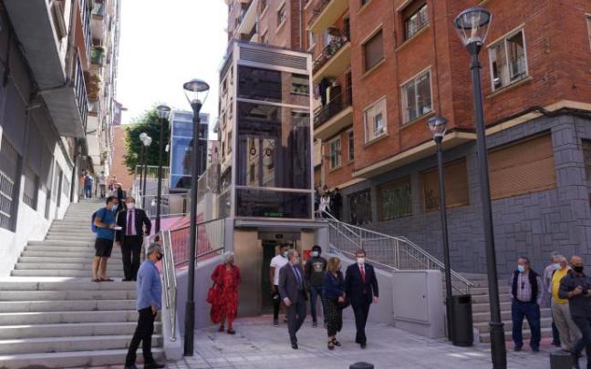 El alcalde ha participado en la inauguración de los dos ascensores de Irala