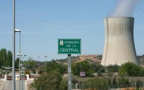 Vista de la torre de refrigeración de la Central Nuclear de Ascó, en Tarragona.