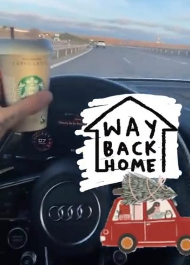 Captura del vídeo en el que el jugador se graba conduciendo con un café en la mano.