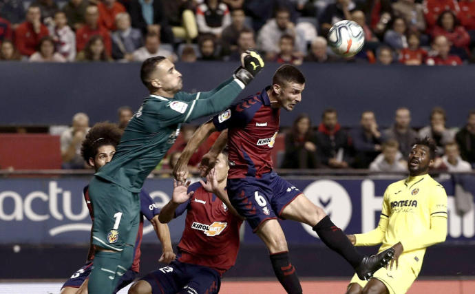 Oier salta con Sergio Asenjo en un partido entre Osasuna y Villarreal.