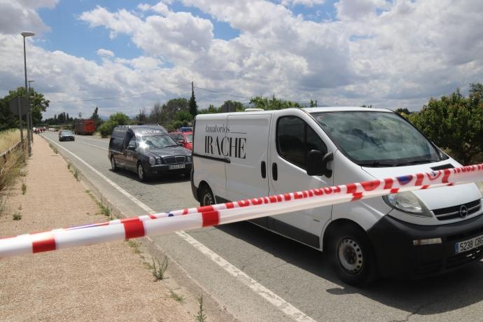 El coche fúnebre abandona el lugar donde murió María Pilar Berrio