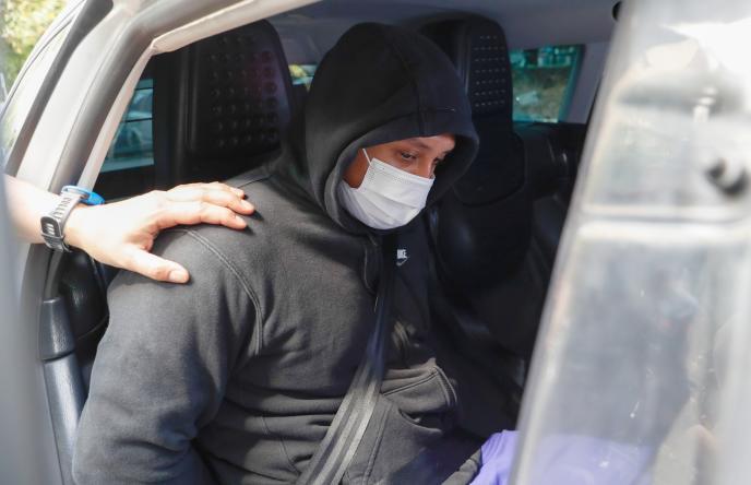 Agentes de la Ertzaintza trasladan al detenido por su presunta vinculación con los asesinatos de hombres en Bilbao.