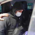 Agentes de la Ertzaintza trasladan al detenido por su presunta vinculación con los asesinatos de hombres en Bilbao.