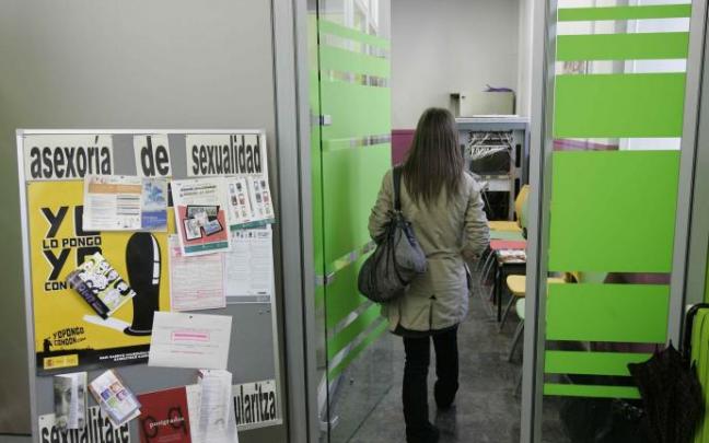 Una joven accede a la Asexoría. Una joven accede a la Asexoría.