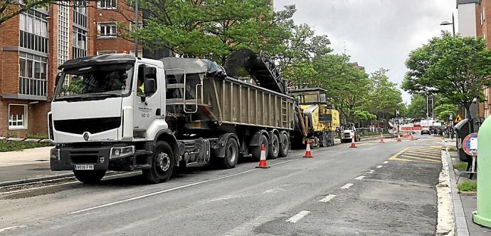 Máquinas trabajando para reasfaltar los viales en las inmediaciones del campus de Vitoria. Foto: DNA