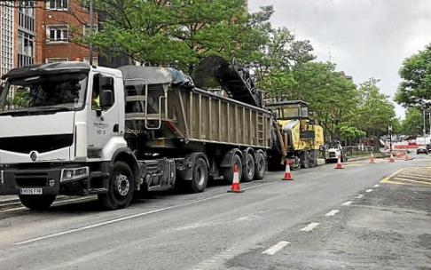 Máquinas trabajando para reasfaltar los viales en las inmediaciones del campus de Vitoria. Foto: DNA