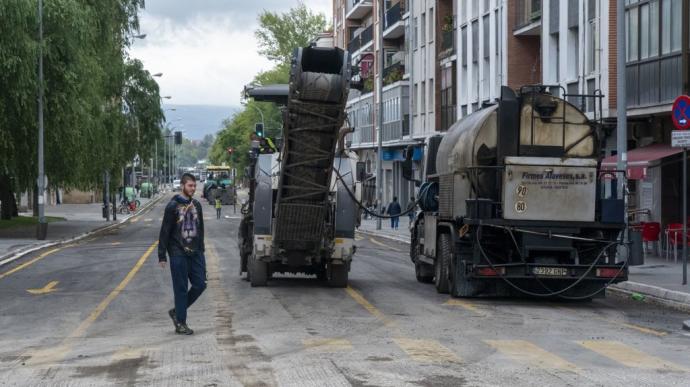 Asfaltado en una calle de Vitoria, ajena a la información.