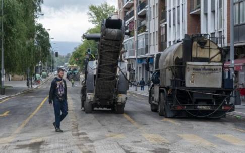 Asfaltado en una calle de Vitoria, ajena a la información. Asfaltado en una calle de Vitoria, ajena a la información.
