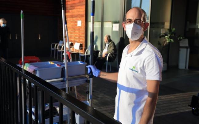 Asier Martínez, vecino de Galdakao, trabaja en el servicio de limpieza en la residencia Birjinetxe, ubicada en Txurdinaga. Asier Martínez, vecino de Galdakao, trabaja en el servicio de limpieza en la residencia Birjinetxe, ubicada en Txurdinaga.