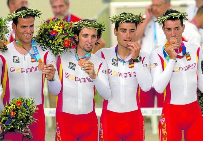 Asier Maeztu, primero por la izquierda, junto a Escobar, Castaño y Torrent, en el podio junto a la medalla de bronce. Foto: Efe