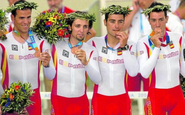 Asier Maeztu, primero por la izquierda, junto a Escobar, Castaño y Torrent, en el podio junto a la medalla de bronce. Foto: Efe