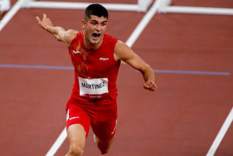 Asier Martínez, entrando a meta en primera posición en su debut en Tokio.