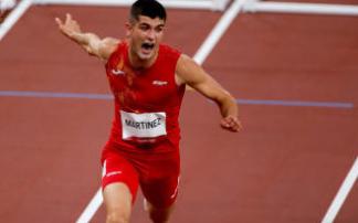 Asier Martínez, entrando a meta en primera posición en su debut en Tokio.