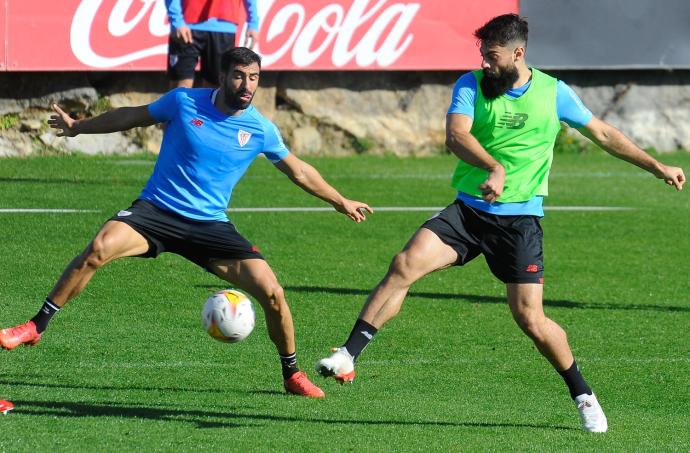 Villalibre toca el balón en la sesión de ayer miércoles.